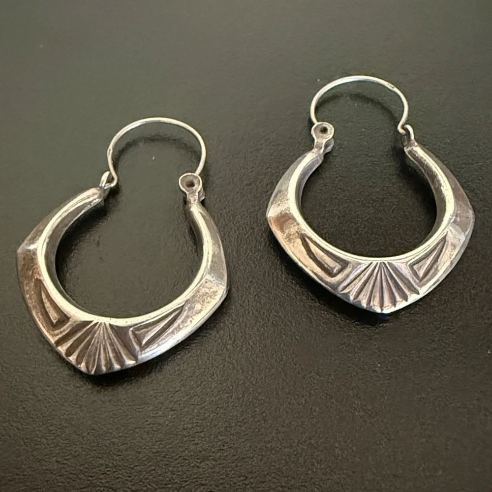 Vintage Handmade Silver Hoop Earrings with hammered detail - Picture 7 of 11